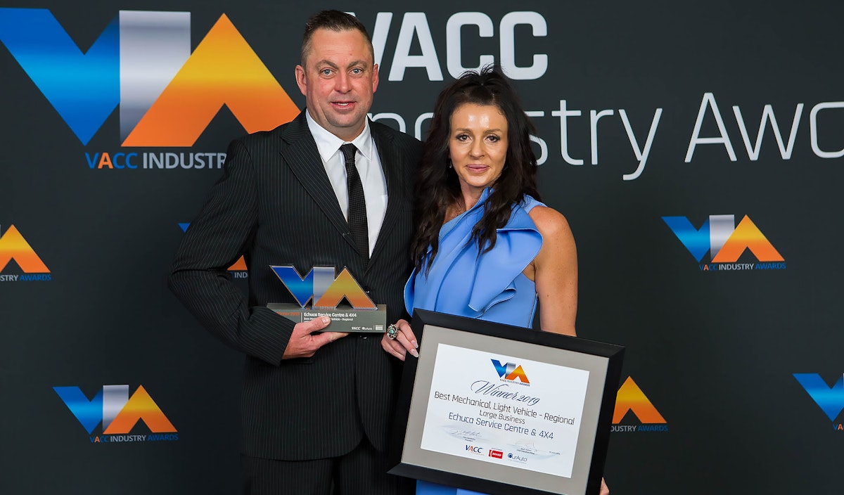 Echuca Service Centre Owners with award